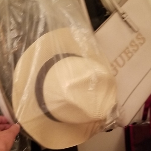 Bags,Clothing, accessories, jewelry, perfume, shoe - Picture 16 of 17